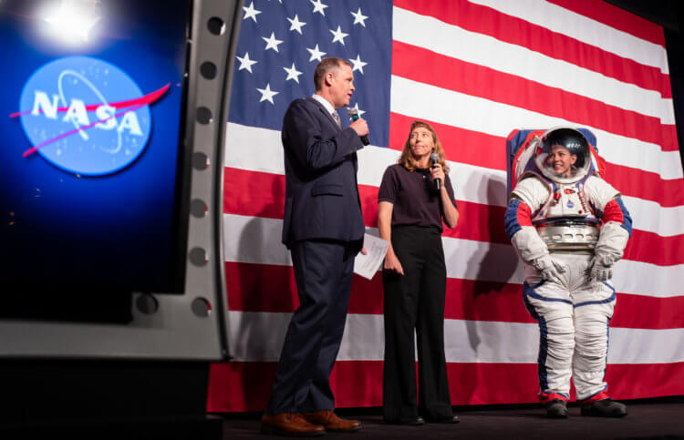Безопасность космического костюма. Презентация новых скафандров проходила в штаб-квартире NASA в Вашингтоне. Фото.