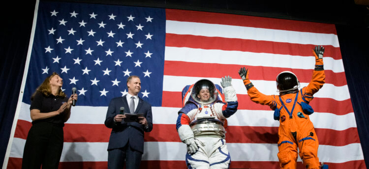 Скафандр для полетов на Марс. Помимо скафандра для открытого космоса, был представлен костюм для ношения внутри космического корабля. Фото.