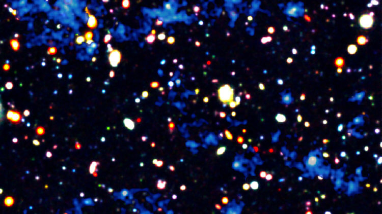 Получен снимок, на котором видно структуру космической паутины. Ученые увидели газовые нити (синие) в космической паутине, которые пронизывают галактики (яркие пятна). Газ и некоторые из галактик являются частью плотного скопления галактик в процессе формирования. Фото.