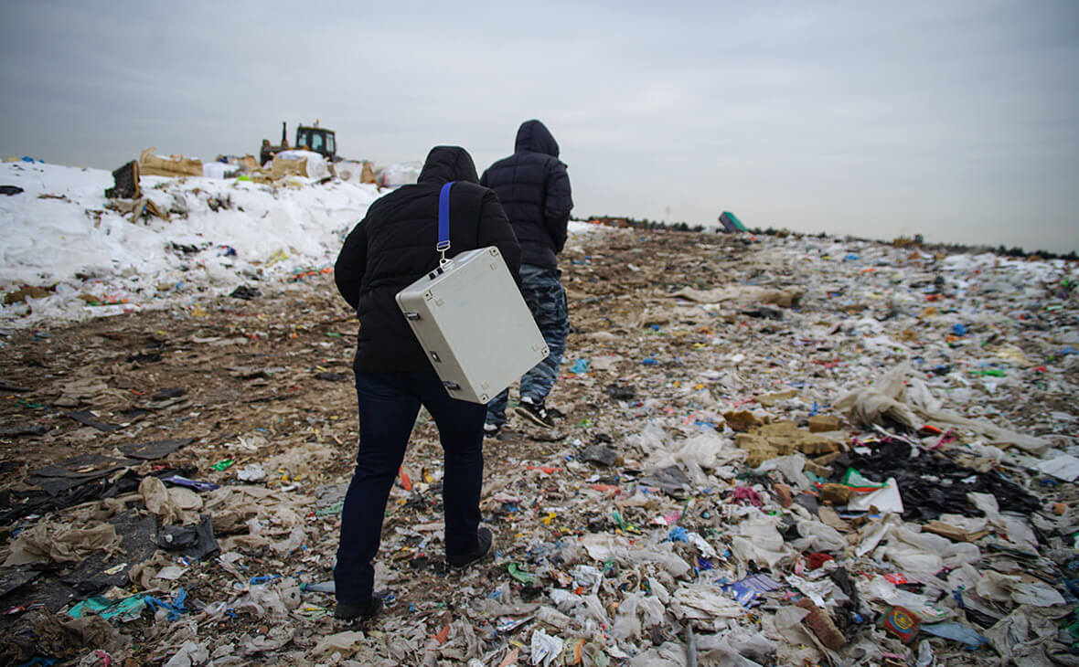 Как делают свалки. Воздух на свалке постоянно изучается и анализируется. Фото.