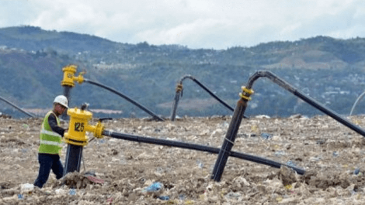 Что происходит с продуктами на свалке. Так собирают свалочный газ. Фото.