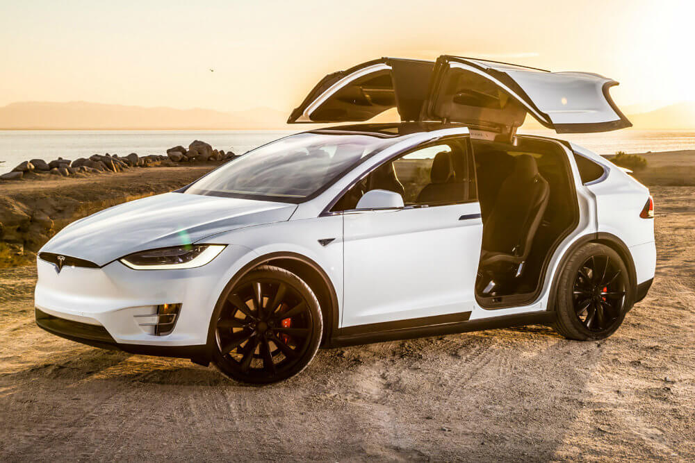 Знаменитый механизм открывания дверей Tesla Model X. Фото.