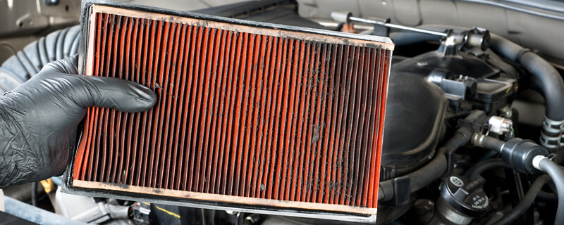 Так выглядит воздушный фильтр, который надо бы поменять. Фото.