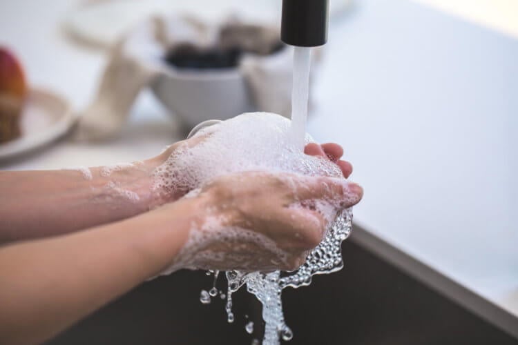 Можно ли заболеть, если все время мыть руки? А вы знаете как правильно мыть руки? Фото.