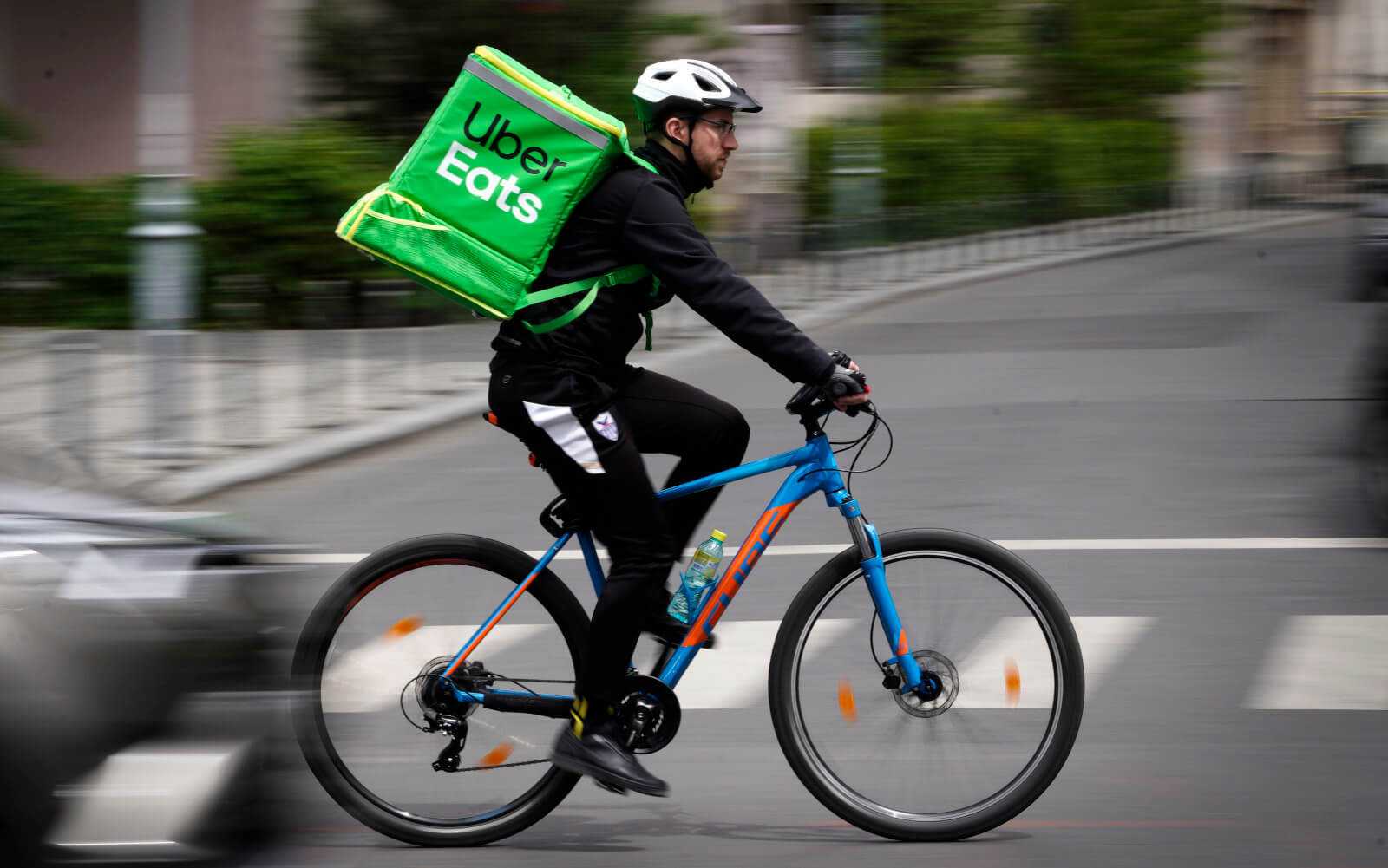 Быстрая доставка еды. На данный момент доставкой заказов Uber Eats занимаются настоящие курьеры. Фото.