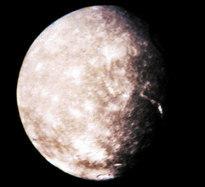 Как выглядят спутники Урана? Одно из первых изображений Титании, полученных землянами благодаря “Вояджеру-2”. Фото.