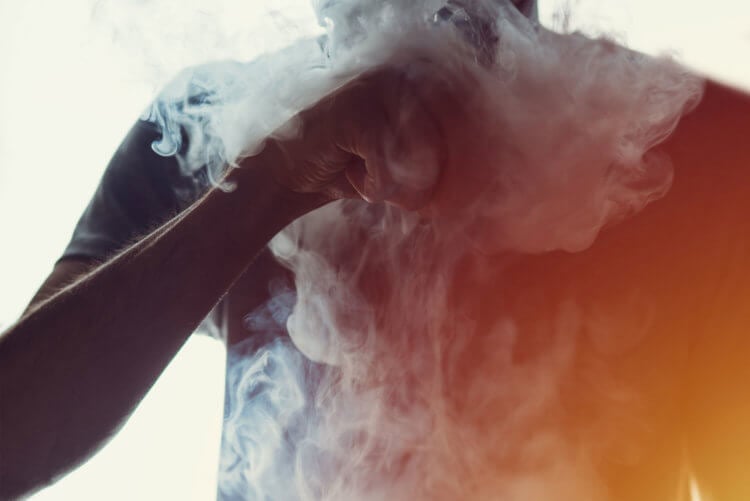 Повреждения легких из-за вейпинга напоминают химические ожоги. Количество смертей из-за курения электронных сигарет растет. Фото.