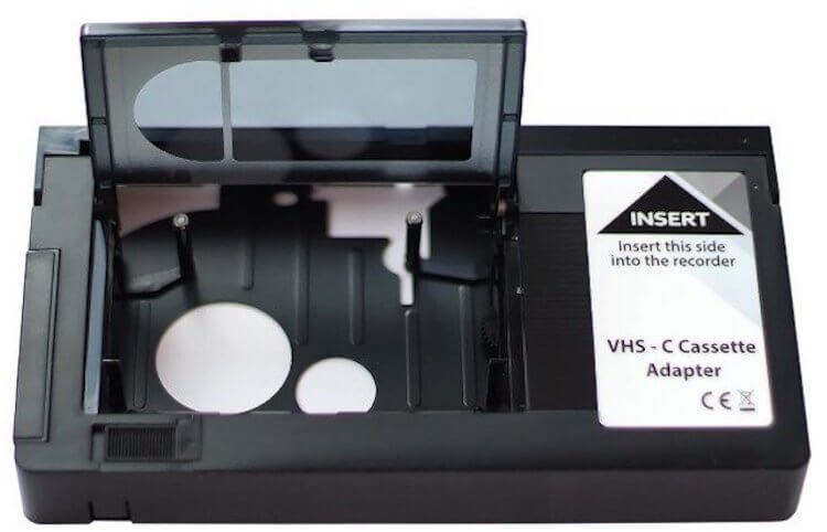 Секрет популярности VHS. Кроме обычных VHS были еще и компактные VHS-С. На фото переходник с VHS-С на VHS. Фото.