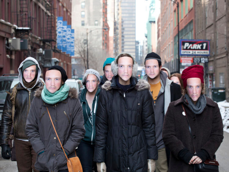 Художник продает маски для обмана систем распознавания лиц. Люди в масках с лицом художника Лео Сельваджио. Фото.