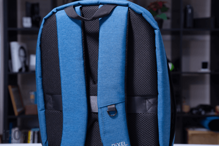 Обзор PIXEL — первых в мире рюкзаков с экраном. PIXEL сделан из влагоотталкивающей ткани. Фото.