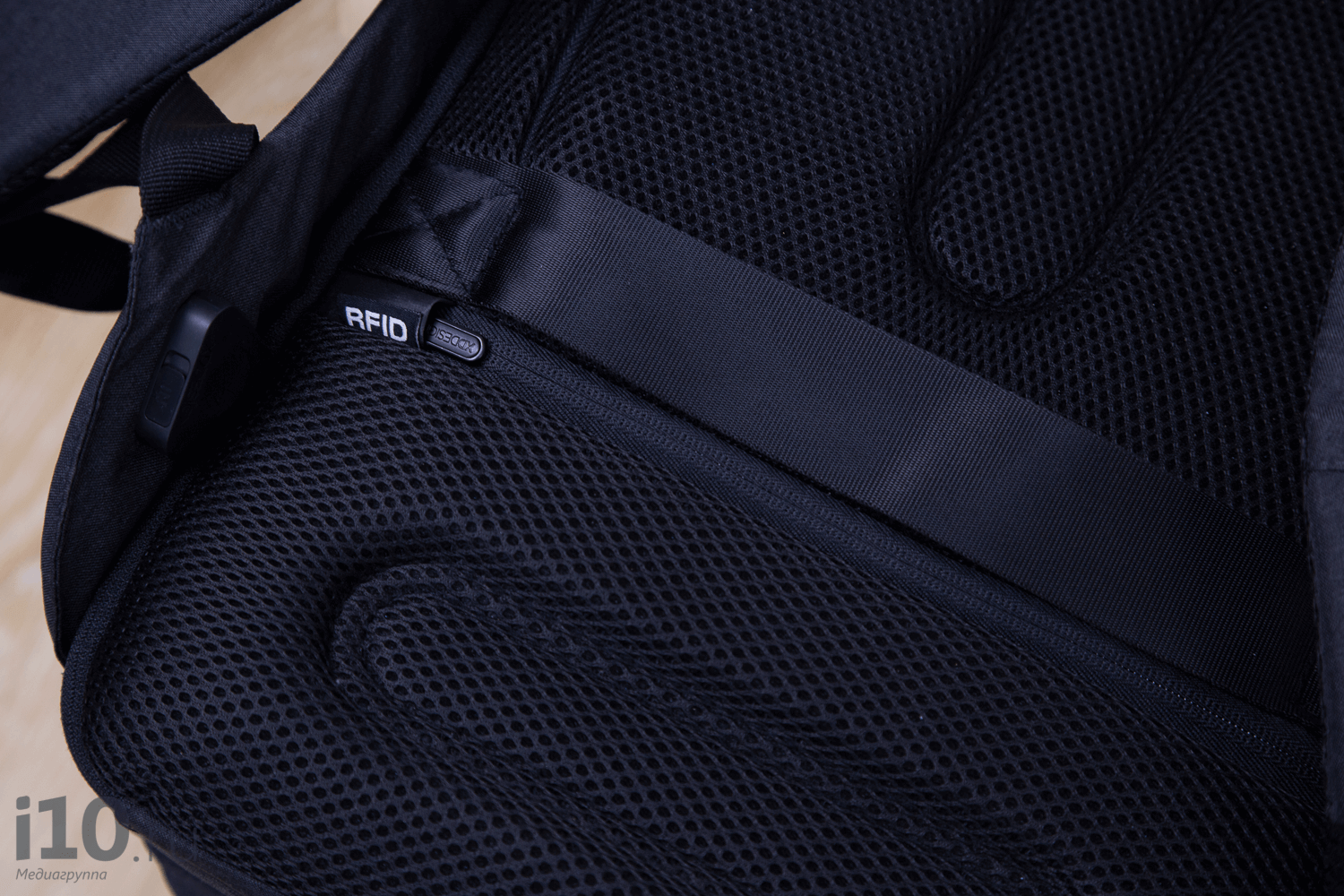 Такой рюкзак только один? У него в спинке тоже есть карман, еще и с RFID-защитой. Такой рюкзак только один? У него в спинке тоже есть карман, еще и с RFID-защитой. Фото.