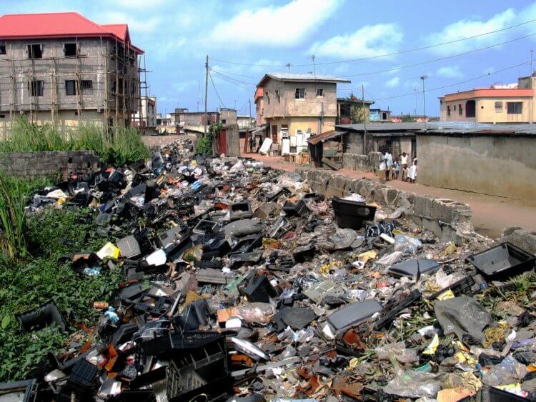 Человеческие отходы уничтожают растения. Мусор в африканском городе Лагос. Фото.