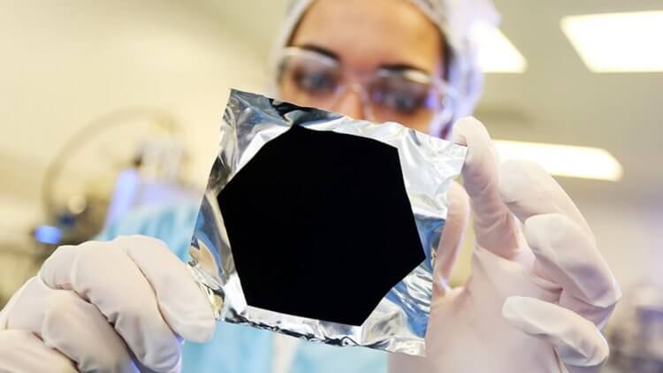Разработан самый черный материал в мире. Самый черный материал на планете выглядит как абсолютная пустота. Фото.