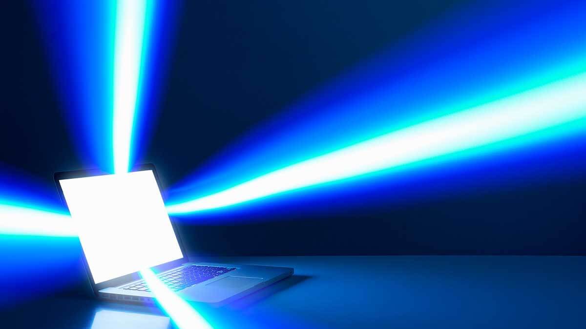 Источники синего света. Синий свет. Синий свет от компьютера. Синий свет излучение. Свет экрана.