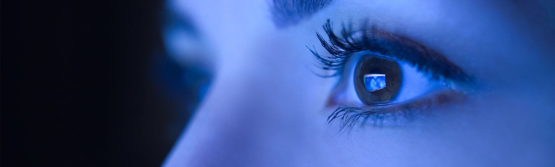 Специалисты советуют пользоваться компьютерами и смартфонами днем. Фото.