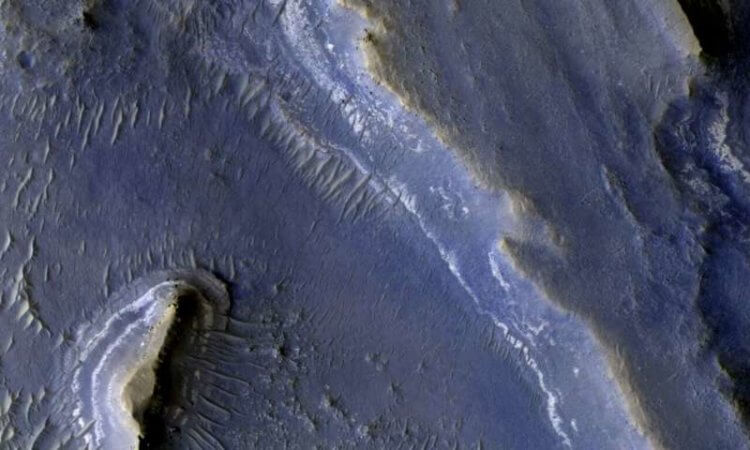 Могла ли жизнь на Марсе существовать в прошлом? Кратер Езеро когда-то был полностью заполнен водой. Фото.
