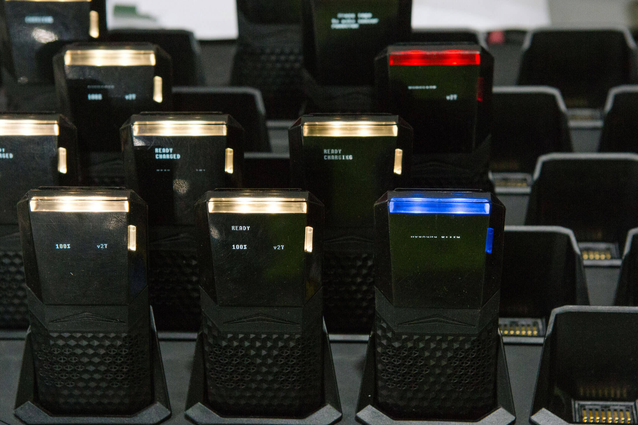 Устройства StrongArm на зарядной док-станции. Фото.