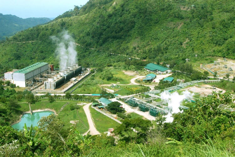 Первая геотермальная электростанция. Даже в таких живописных местах могут быть ГеоТЭС. Фото.