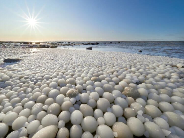 #видео | Почему на озерах образуются льдины в форме футбольных мячей? Снимок, который сделал фотограф Ристо Маттила. Фото.
