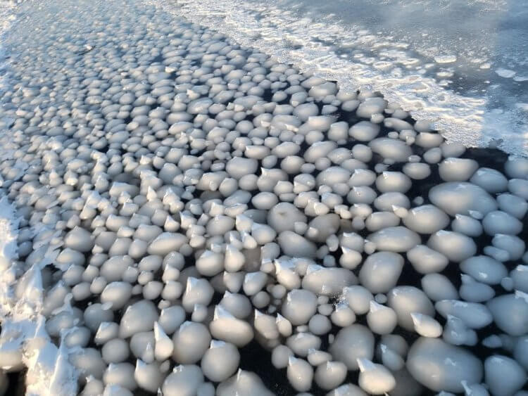 Как образуются шарики льда? Ледяные шары с образованными на них сосульками. Фото.