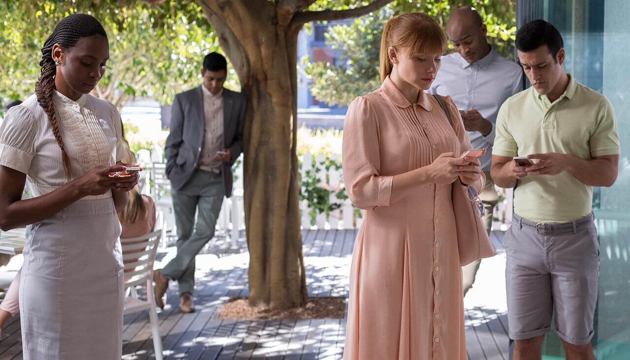 Кадр из сериала “Черное зеркало” (3 сезон 1 серия). Фото.