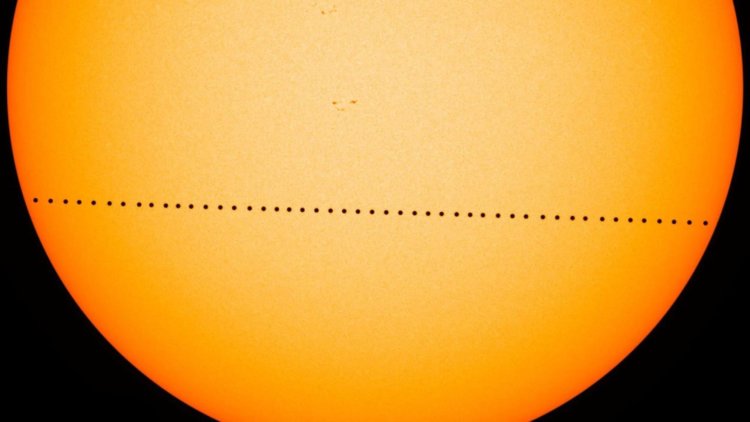 #Видео | Все, что нужно знать о транзите Меркурия по диску Солнца. Точками на изображении отмечен путь, который проложил Меркурий по Солнечному диску. Фото.