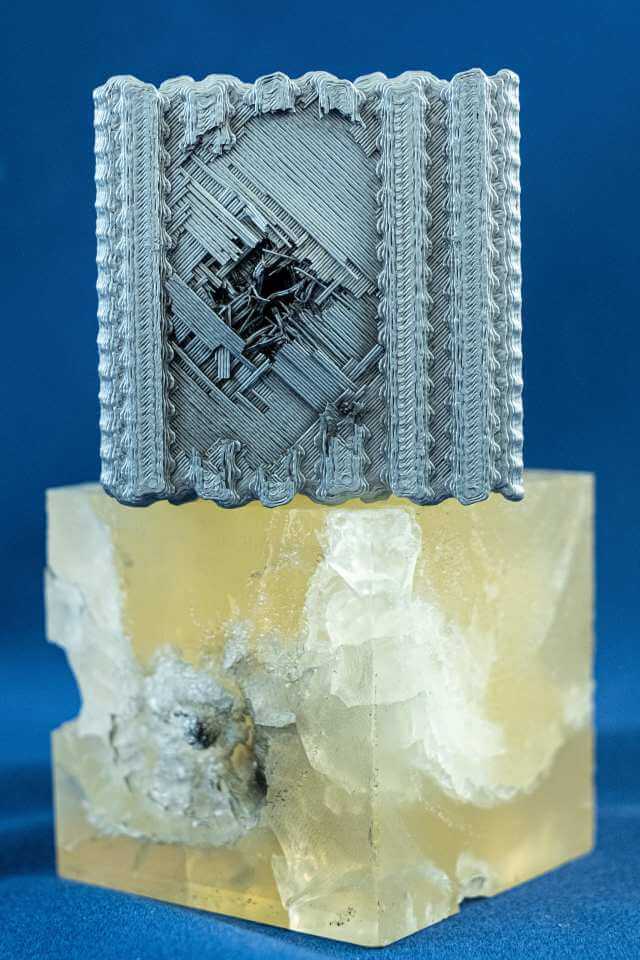 Ученые напечатали на 3D-принтере пуленепробиваемый материал. Сравнение двух кубов, созданных их одного материала, но имеющих разную структуру. Фото.