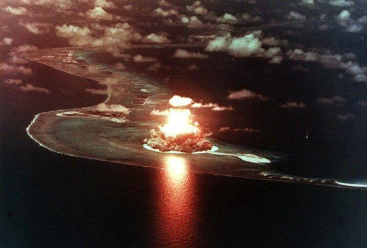 Какими могут быть последствия испытаний атомных бомб? Маршалловы острова спустя 60 лет все еще являются местом с высоким уровнем радиационного заражения, где, несмотря ни на что, все еще живут люди. Фото.