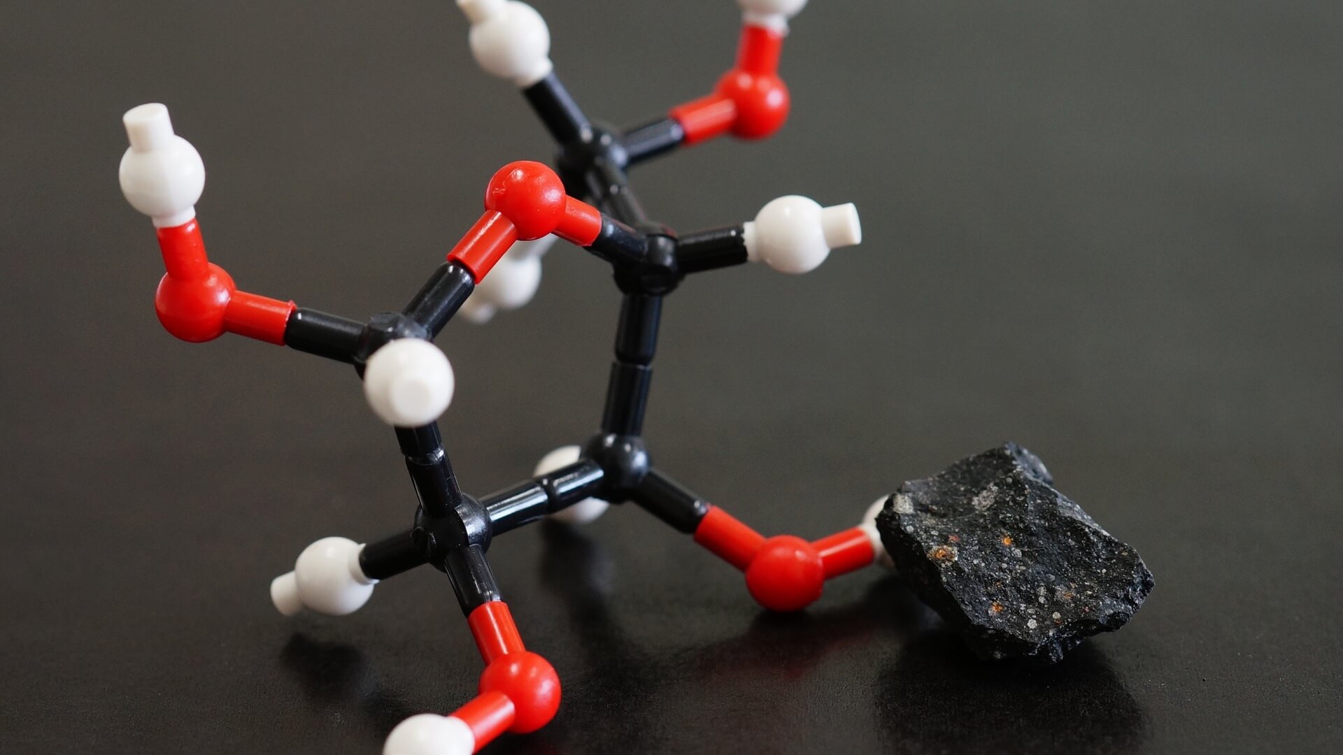 Молекула сахара, полученная в ходе анализа образцов небесных тел. Фото.