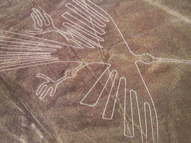 Древние народы рисовали на Земле рисунки, видные только с большой высоты. Фото.