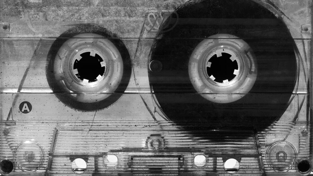 Кому не стоит предаваться ностальгии? Ностальгию вызывают песни, которые вы слушали в юном возрасте. Фото.