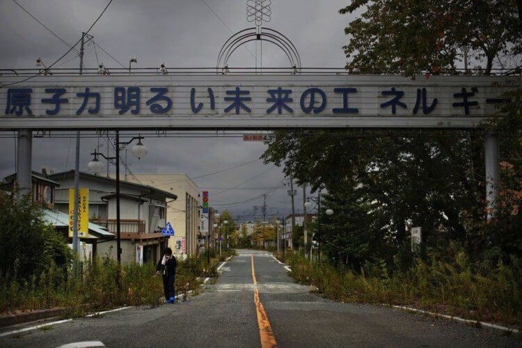 Новая электрическая сеть для Токио. В 2011 году зону отчуждения покинули около 160 000 человек. Фото.