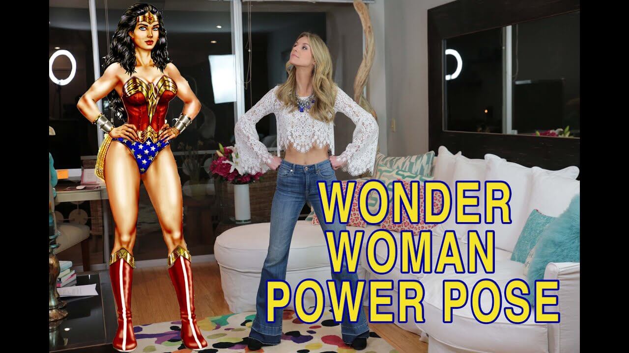 Сильная, уверенная в себе женщина. Уверенная поза чудо-женщины (на самом деле не работает, извините). Фото.