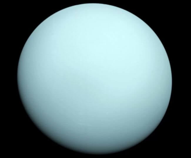 Что происходит внутри планеты — ледяного гиганта? Уран — холодный и безликий ледяной мир. Фото.