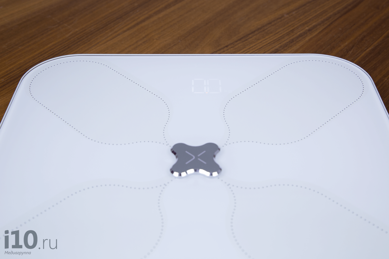 Верхняя панель выполнена из закаленного стекла. Фото.