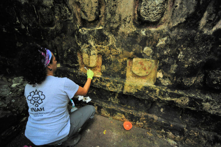 Таинственный город загадочной цивилизации. Археолог очищает часть здания, обнаруженного в Кулубе. Фото.