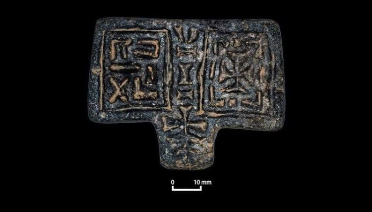 Загадочная цивилизация в Африке. Также среди артефактов был найден кулон с надписью «почтенный». Считается, что он принадлежал священнику. Фото.