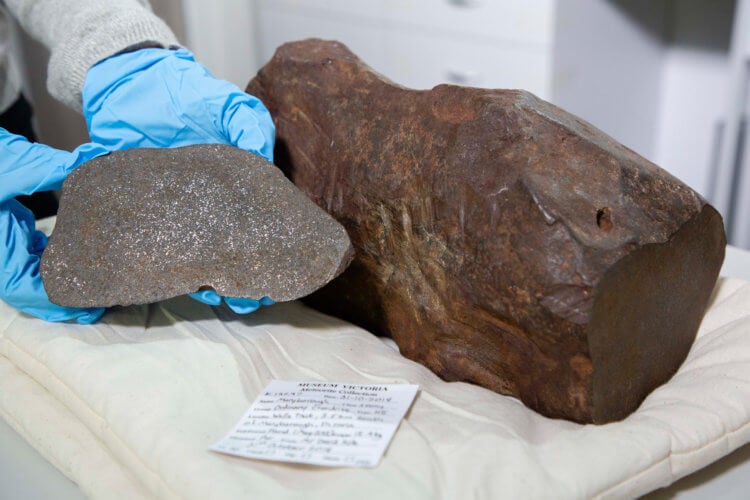 Найденный кусок золота оказался еще более ценным камнем. Слева — найденный в Австралии метеорит. Фото.