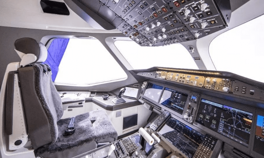 Может ли самолет летать без пилотов? Двухместная кабина самолета CR929, новой российской разработки. Фото.
