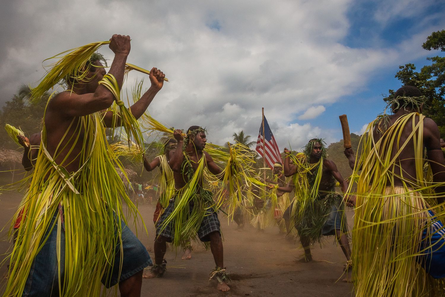 Суеверия с точки зрения науки: почему мы верим в сверхъестественное? Последователи культа карго имитируют действия американских военных. Фото.