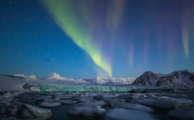 Северный полюс Земли стремится попасть в Сибирь. Почему? Скорее всего полярные сияния можно будет наблюдать и из регионов Центральной Сибири уже в ближайшем будущем. Фото.