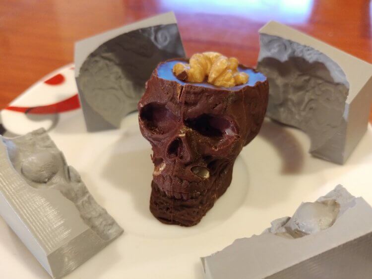 Разработаны шоколадные «чернила» для печати десертов на 3D-принтере. Шоколадный череп, напечатанный на 3D-принтере. Фото.