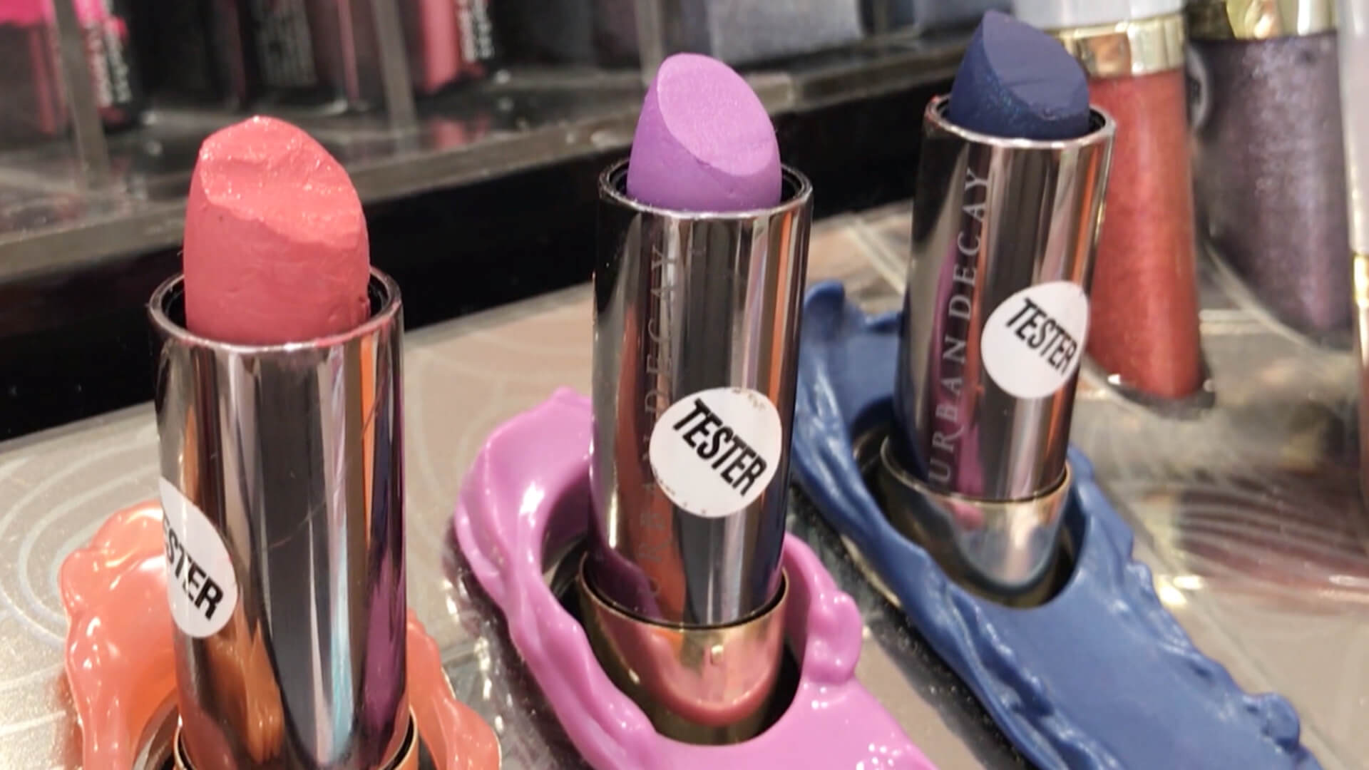 Мы настоятельно рекомендуем нашим читательницам не пользоваться тестерами в магазинах. Фото.