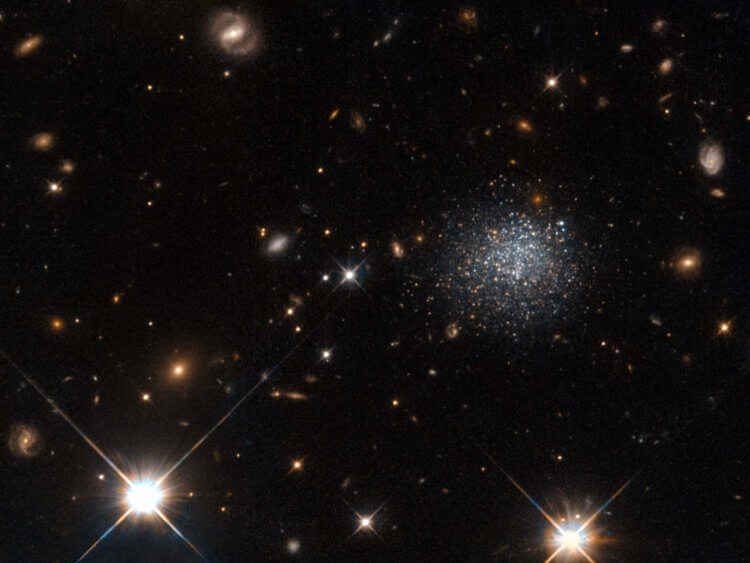 Обнаружено 19 галактик без темной материи. Ученые не могут ничего рассказать о том, как формируются карликовые галактики без темной материи. Фото.