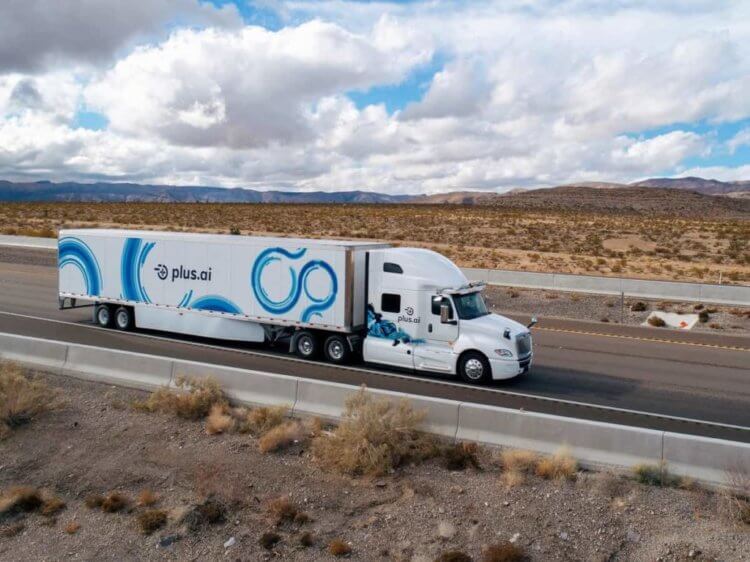 Беспилотный грузовик впервые доставил груз с одного побережья США до другого. Беспилотный грузовик сам доставляет груз. Фото.