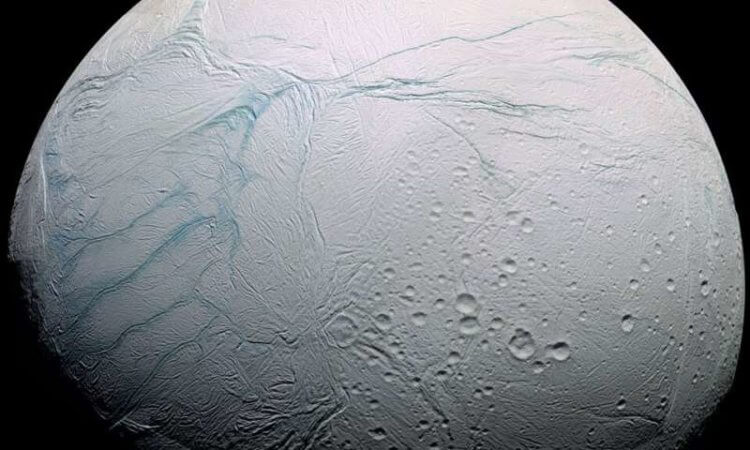 Что могут означать разноцветные полосы на потенциально обитаемой луне Сатурна? Поверхность Энцелада с борта зонда “Кассини”. Фото.