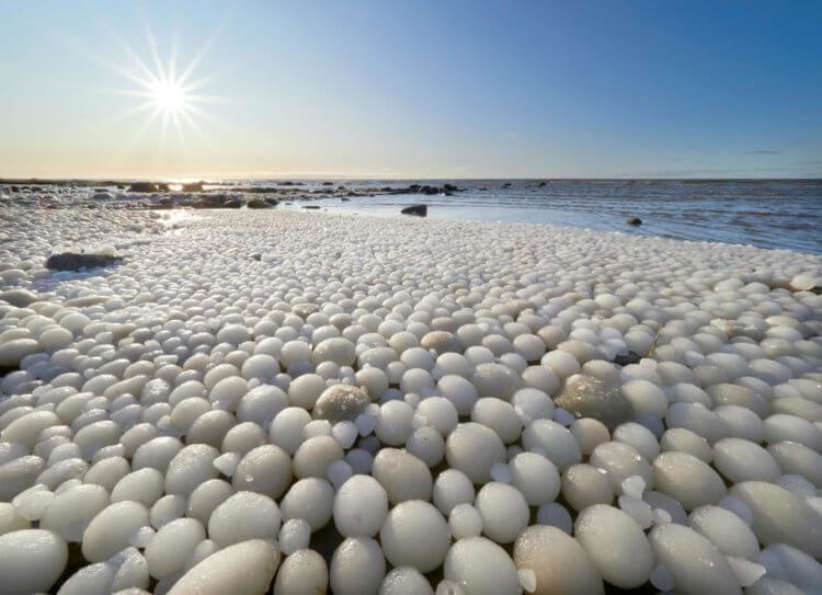 Необычные природные явления. Ледяные шары на берегах Финляндии. Фото.