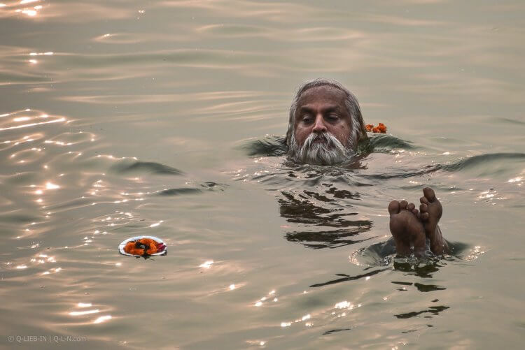 Нарушение отвращения и ОКР. Мужчина купается в реке Ганг ранним утром. Фото: National Geographic. Фото.