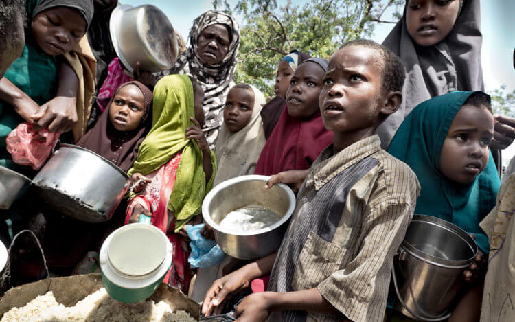 Спутниковые снимки и социальные сети помогут остановить голод среди людей. Беженцы в Сомали ждут своей порции риса. Фото.