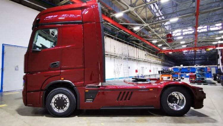 Новый салон грузовиков «КамАЗ». Внешний вид грузовика «КамАЗ-54907 Continent». Фото.